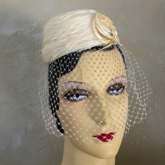 DELIGHTFUL DESIGNER 1960s' IVORY FEATHER PILLBOX HAT WITH MATCHING VEIL - Picture 9 of 11